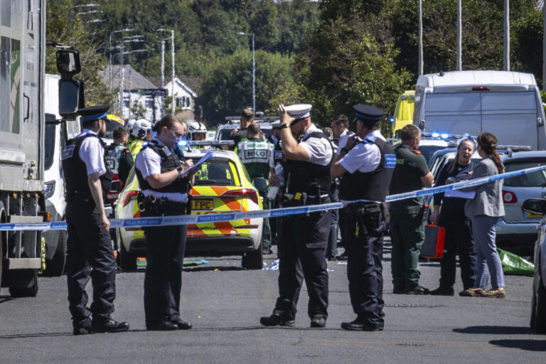 Messerangriff in Southport: Britische Polizisten sichern die Straße vor der Tanzschule, in der ein ruandischer Migrant mindestens drei Kinder ermordet hat