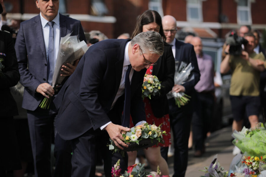 Premier Keir Starmer legt Blumen am Tatort in Southport nieder. 