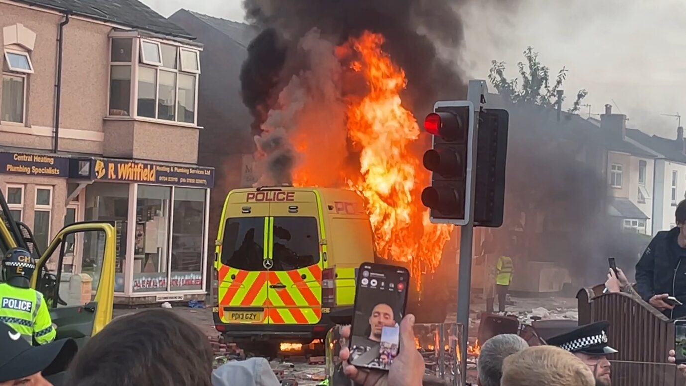 Gewalttätige Demonstranten setzen in Southport ein Polizeiauto in Brand, das die Moschee schützen sollte.