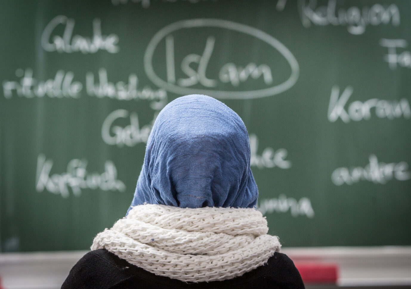 Die Frauenrechtsorganisation Terre des Femmes will das Kopftuch in Schulen für Kinder unter 14 Jahren verbieten. Zuvor hatte die Organisation eine Umfrage unter Lehrern durchgeführt.