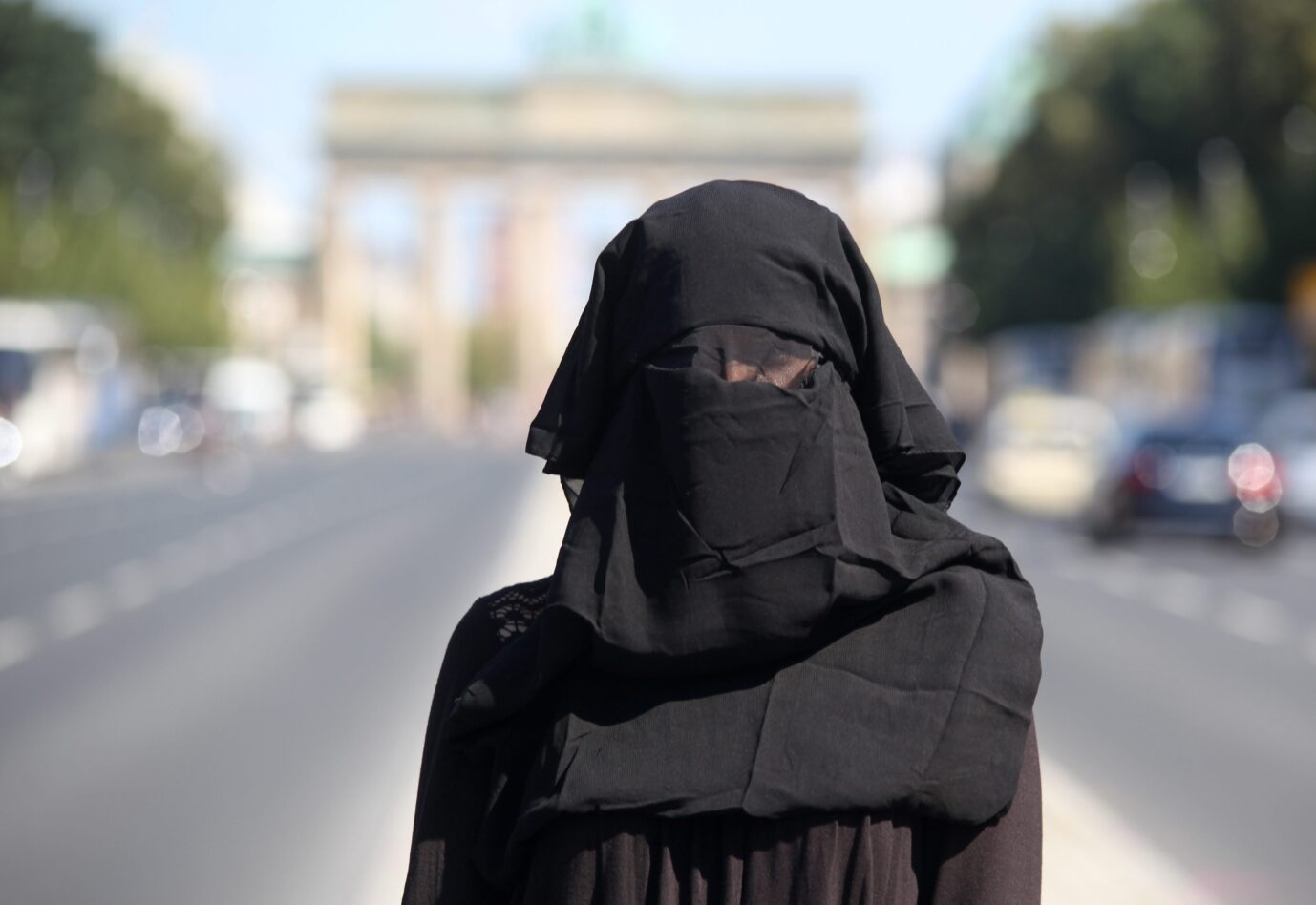 Komplett verhüllte Frau vor dem Brandenburger Tor: Bald gängiges Straßenbild in Deutschland? (Symbolbild)