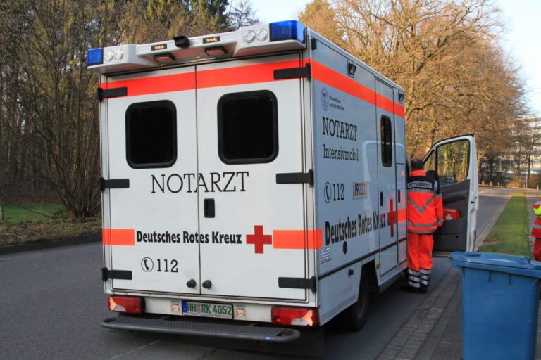 Retter als Opfer - Feuerwehr - Rettungsdienst - Ein Notarztwagen des DRK Hamburg ist auf einer Einsatzfahrt verunglueckt. Unbekannte Taeter hatten die Radmuttern des NAW geloest. Die hinteren Zwillingsreifen loesten sich und trafen im Gegenverkehr einen VW Sharan