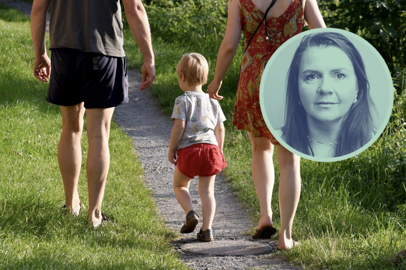 Zwei Erwachsene spazieren mit einem Kind einen Feldweg entlang. Demografisch sind Familien in Deutschland auf dem absteigenden Ast. Kinder werden selten gezeugt