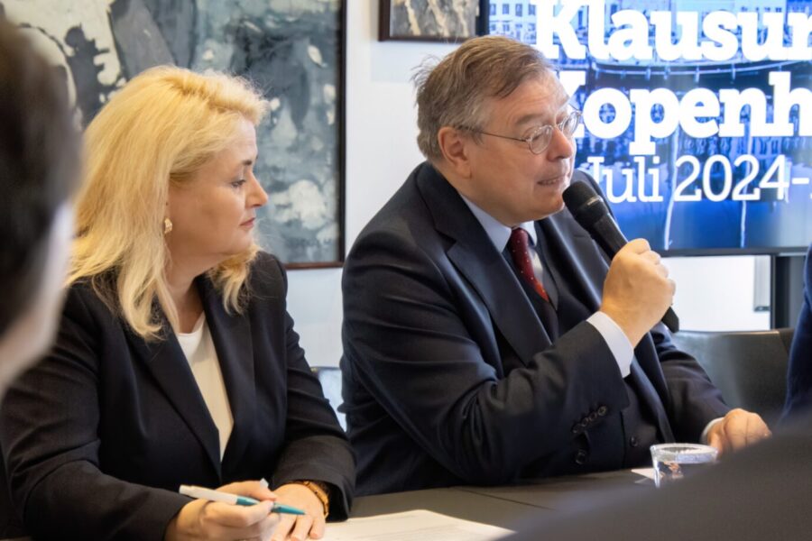 Berlins AfD-Landes- und Fraktionschefin Kristin Brinker beim Briefing durch den deutschen Botschafter in Dänemark, Pascal Hector.