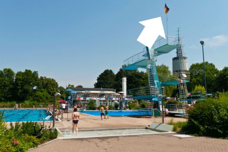 Das Bild zeigt das Wartberg Freibad in Pforzheim, wo früher noch die Deutschlandfahne hing. Nun will die CDU das ändern.