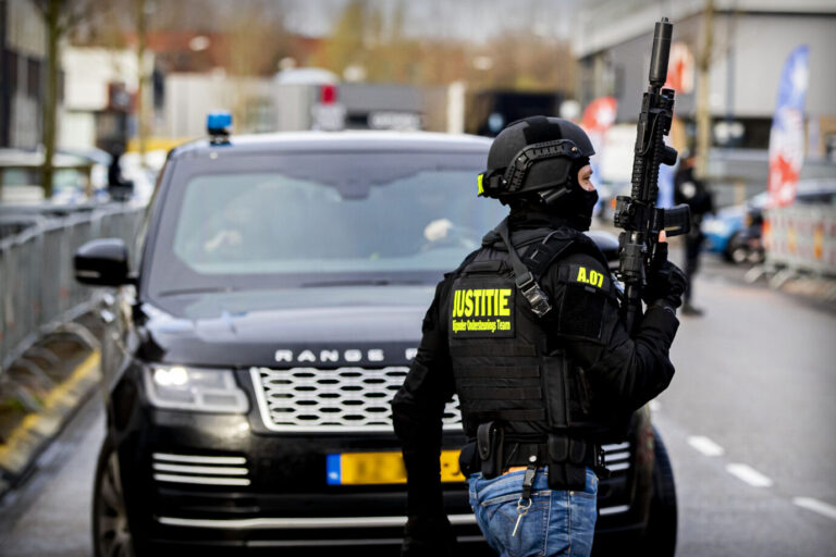 Schwerbewaffnete Polizisten in den Niederlanden: Kommt der Drogenkrieg mit der Mocro-Mafia nun auch nach Deutschland? Foto: picture alliance / Dutch Photo Press | Patrick van Katwijk