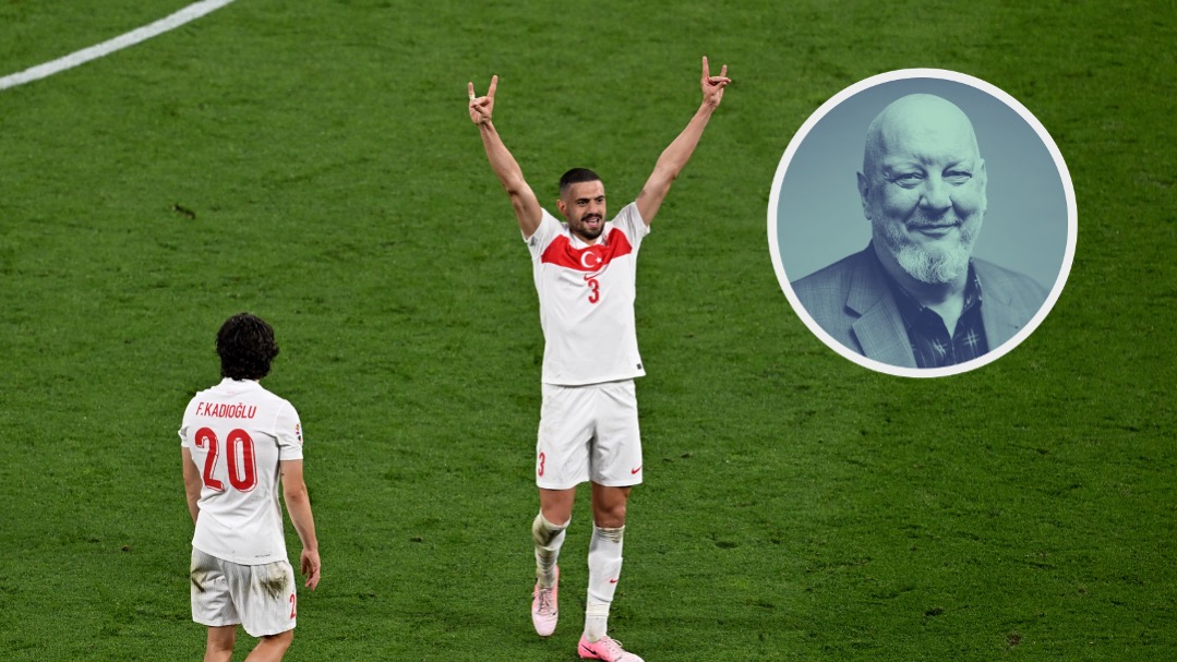 Auf dem Foto zeigt der türkische Fußballspieler Merih Demiral (m.) zeigt den nationalistischen Wolfsgruß bei der Europameisterschaft 2024.