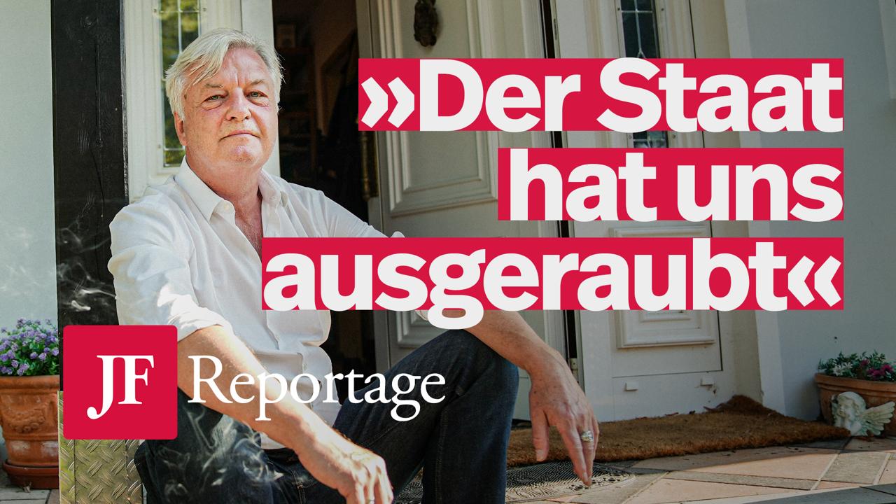 Jürgen Elsässer sitzt nachdenklich vor seinem Haus: Wie geht es jetzt für ihn weiter? Foto: Vadim Derksen