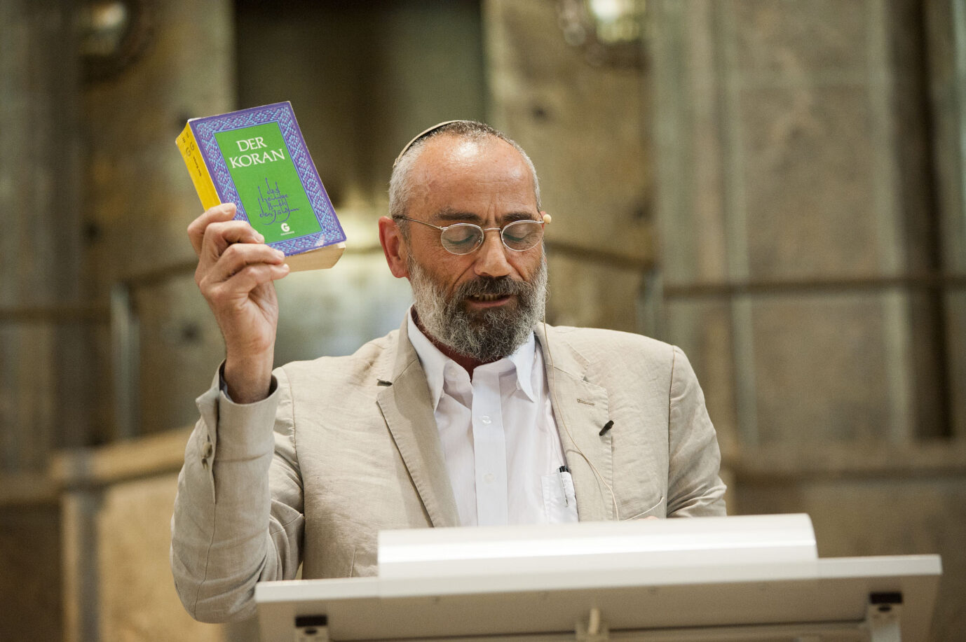 Chaim Noll hält 2011 in der Synagoge von Essen einen Vortrag zum Antisemitismus und Islamismus (Themenbild)