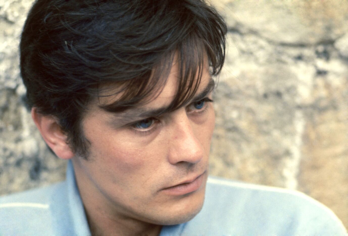 Der kürzlich verstorbene französische Schauspieler Alain Delon bei den Dreharbeiten zu „Mit teuflischen Grüßen“ aus dem Jahr 1967 (Themenbild)