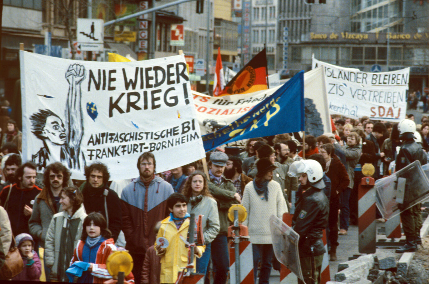 Friedensbewegung demonstriert 1982 in Frankfurt am Main – militärische Interventionen stehen in Deutschland immer unter dem Vorbehalt der NS-Zeit