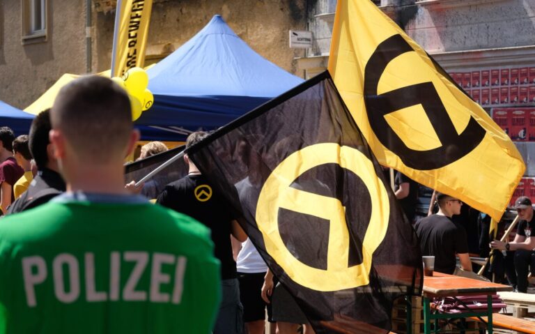 Eine Demonstration der Identitären Bewegung, 2019 (Archiv). Die gelb-schwarze Fahne mit dem Lambda ist am Start