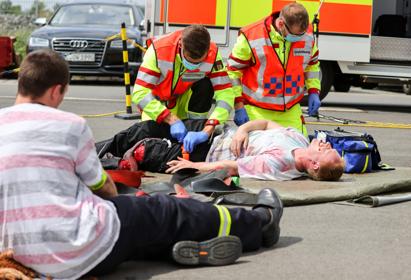 Charité: Sanitäter versorgen bei einer Übung einen Verletzten nach einem Messerangriff.