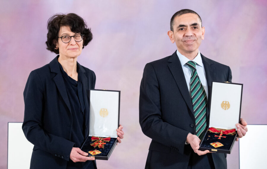 Der Biontech-Gründer Ugur Sahin mit seiner Frau Özlem Türeci und den von Bundespräsident Frank-Walter Steinmeier verliehenen Bundesverdienstkreuzen.