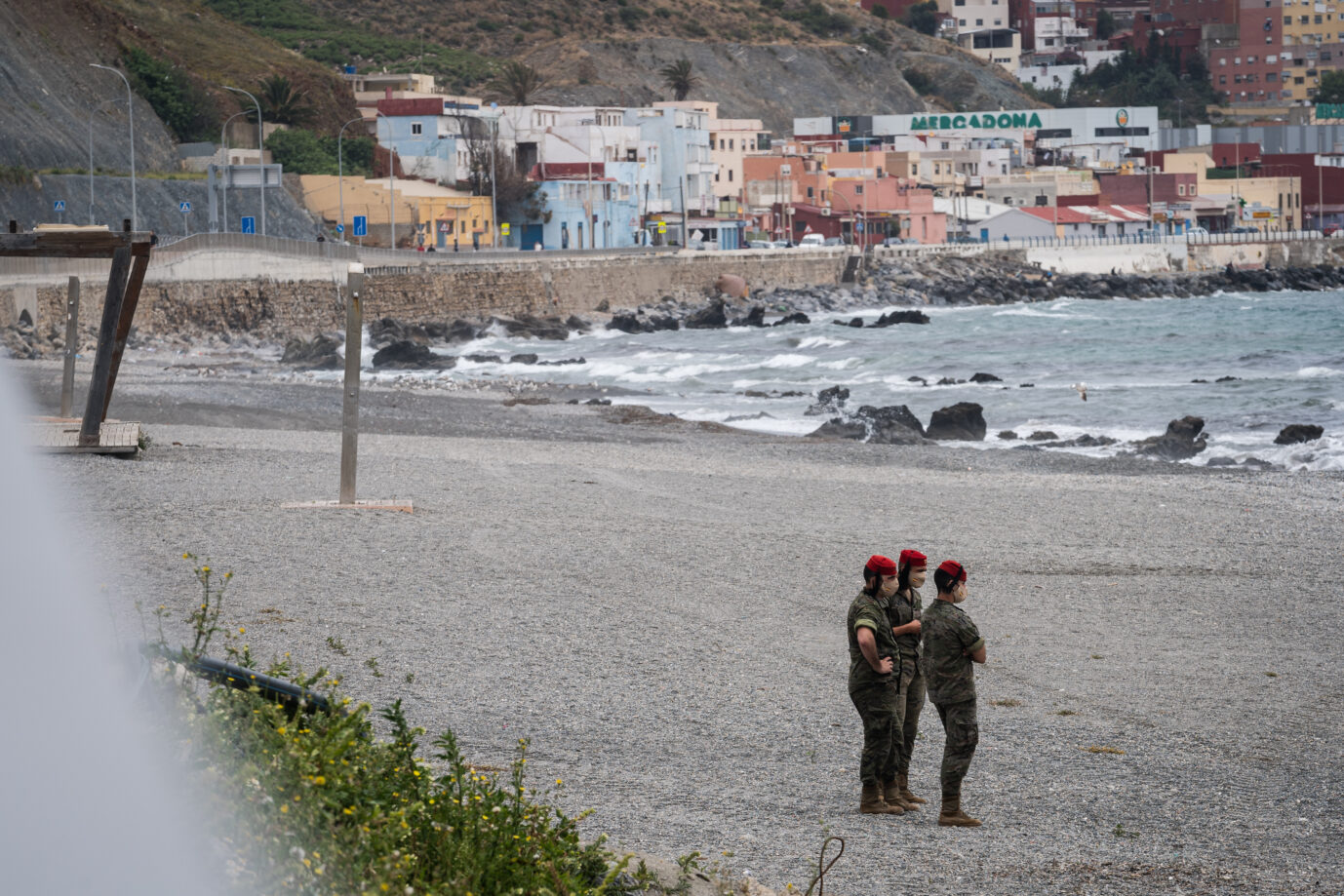 Spanische Soldaten bewachen einen Strand in Ceuta (Archiv) – hier kommen häufig Asylbewerber an