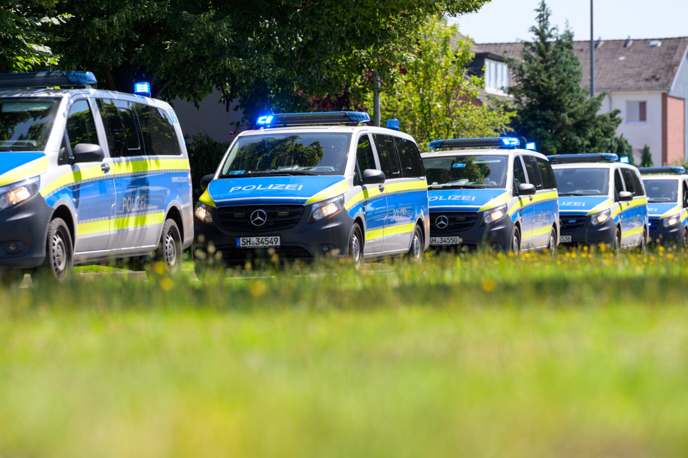 Mannschaftswagen der Polizei im Einsatz: In Schleswig (Schleswig-Holstein) gab es einen Großeinsatz wegen einer Massenschlägerei (Symbolbild)