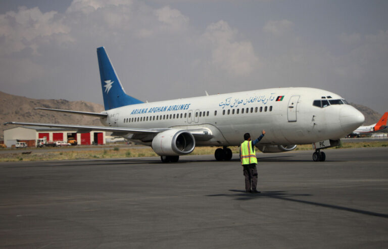 Ein Flugzeug der Ariana Afghan Airlines in Kabul – Symbolbild für Heimaturlaub der Afghanen (Themenbild/Symbolbild)