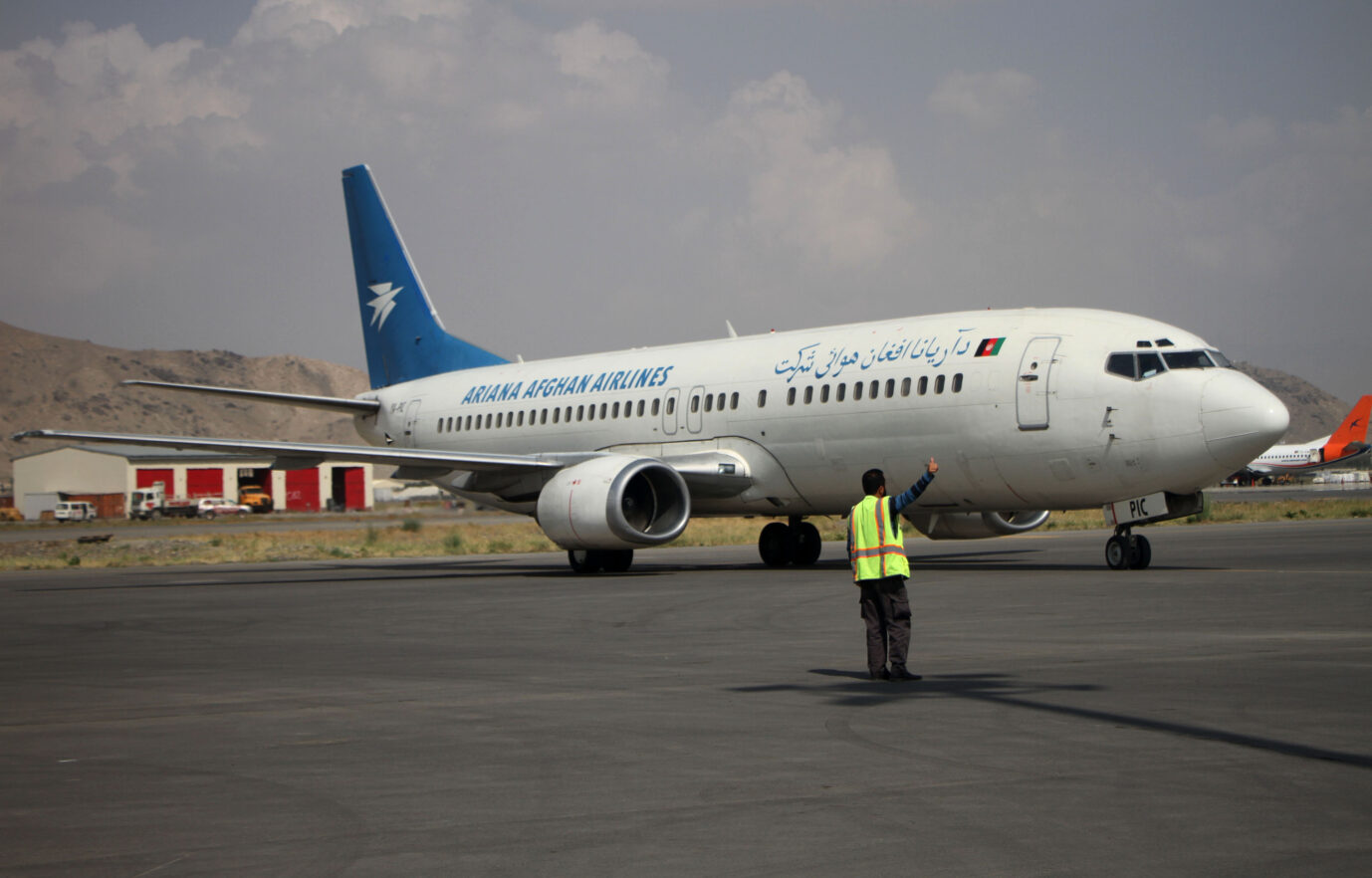 Ein Flugzeug der Ariana Afghan Airlines in Kabul – Symbolbild für Heimaturlaub der Afghanen (Themenbild/Symbolbild)