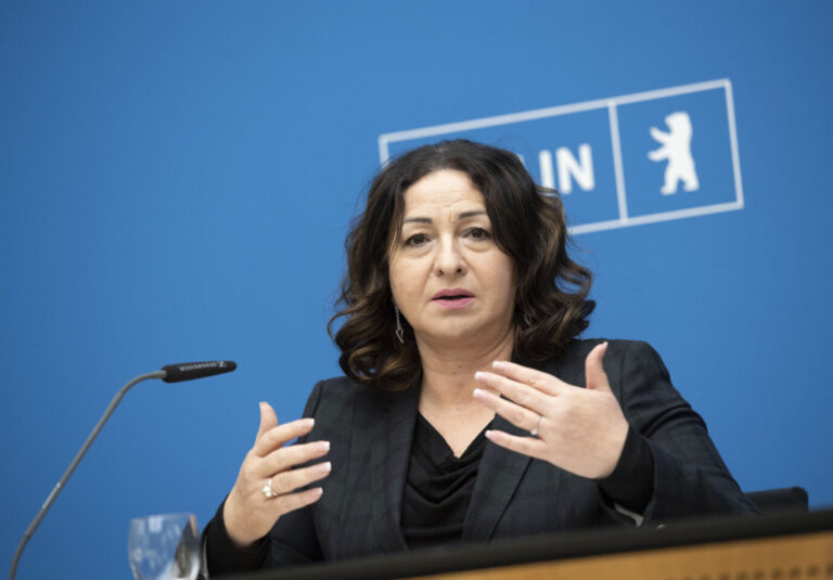 Dilek Kalayci (SPD), Gesundheitssenatorin von Berlin, nimmt im Anschluss an eine Sitzung des Berliner Senats an einer Pressekonferenz teil. Es wurden weitere einschränkende Corona-Maßnahmen für die Hauptstadt in Aussicht gestellt.