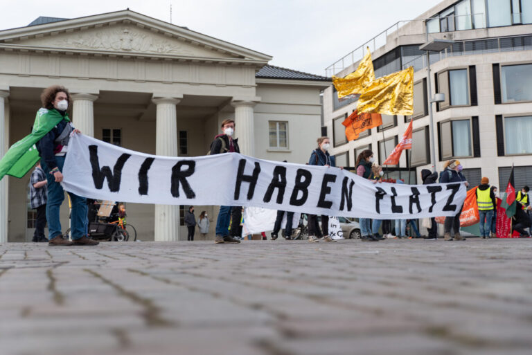 Der Verein „Oldenburg hilft“ bringt Ukrainer in billigen Unterkünften unter und streicht von der Stadt Zehntausende Euro Gewinn ein. Die Gelder fließen auch an Vereinschefs Maik Günther. Nun gerät er ins Visier von gleich zwei Ermittlungsbehörden. GER, Demonstration: Solidarität mit allen Menschen, gegen Rassismus an den Grenzen. Anlass ist der Krieg in der Ukraine. Trotzdem sollen auch Flüchtlinge aus anderen Ländern nicht vergessen werden, Oldenburg, 12.03.2022. Linke mit FFP2-Masken demonstrieren für die Aufnahme von mehr Flüchtlingen, Migranten und Ausländern. Sie halten ein Transparent mit der Aufschrift „Wir haben Platz“. Dabei stehen sie in Oldenburg. Ein Protest für die Aufnahme weiterer Asylmigranten (Symbolbild): In Oldenburg bereichert ein Vereinschef sich an ukrainischen Flüchtlingen Foto: picture alliance / Eibner-Pressefoto | Eibner/Fabian Steffens