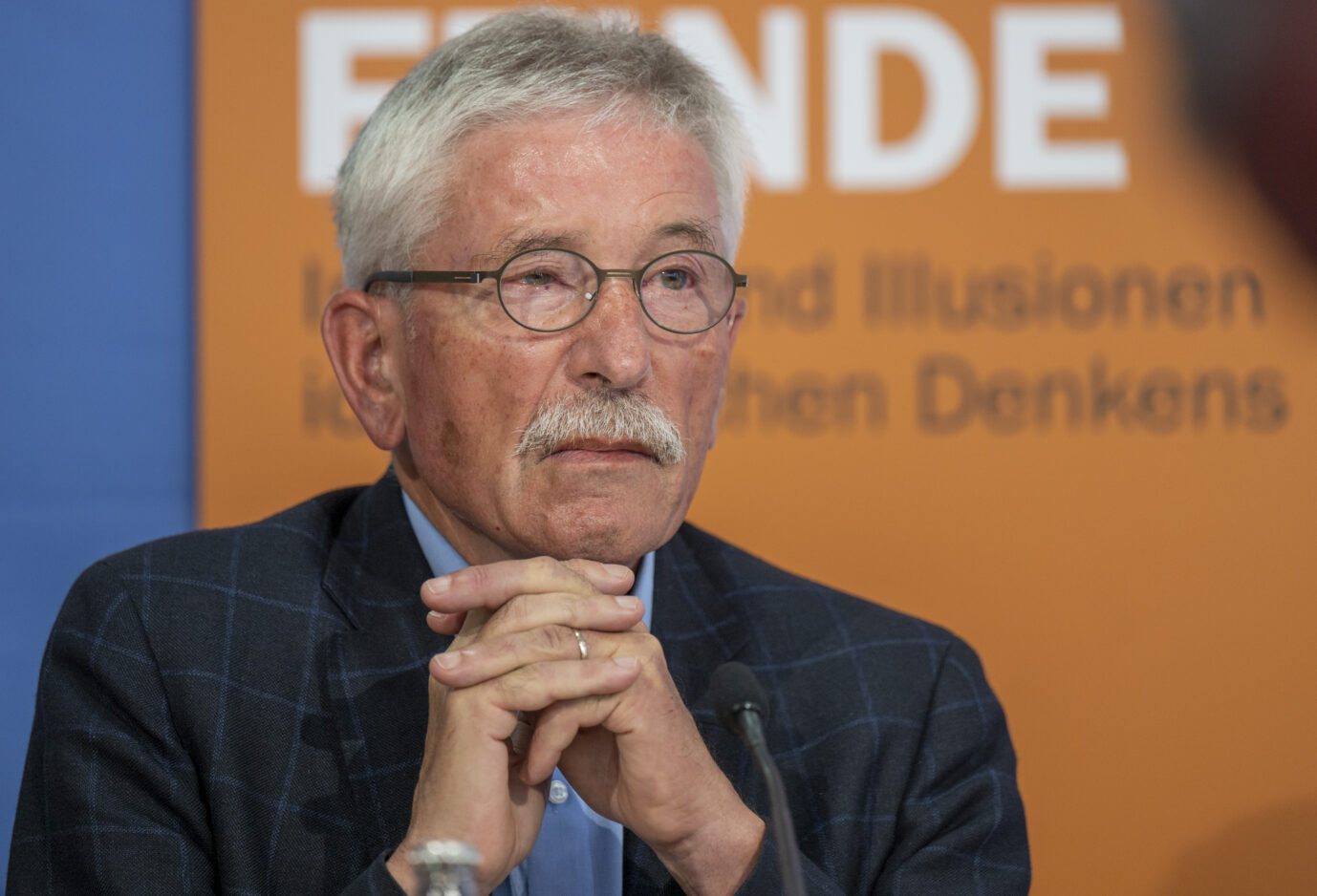 Ex-Finanzsenator und Buchautor Thilo Sarrazin schaut während einer Pressekonferenz zu einem seiner Bücher an der Kamera vorbei