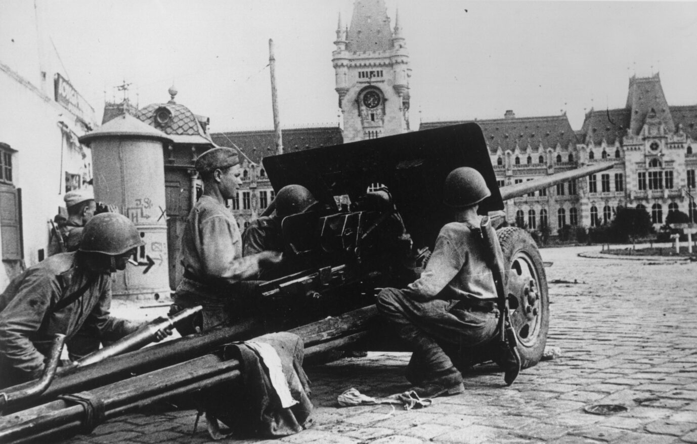 Soldaten der Roten Armee besetzen die rumänische Stadt Jassy 1944.