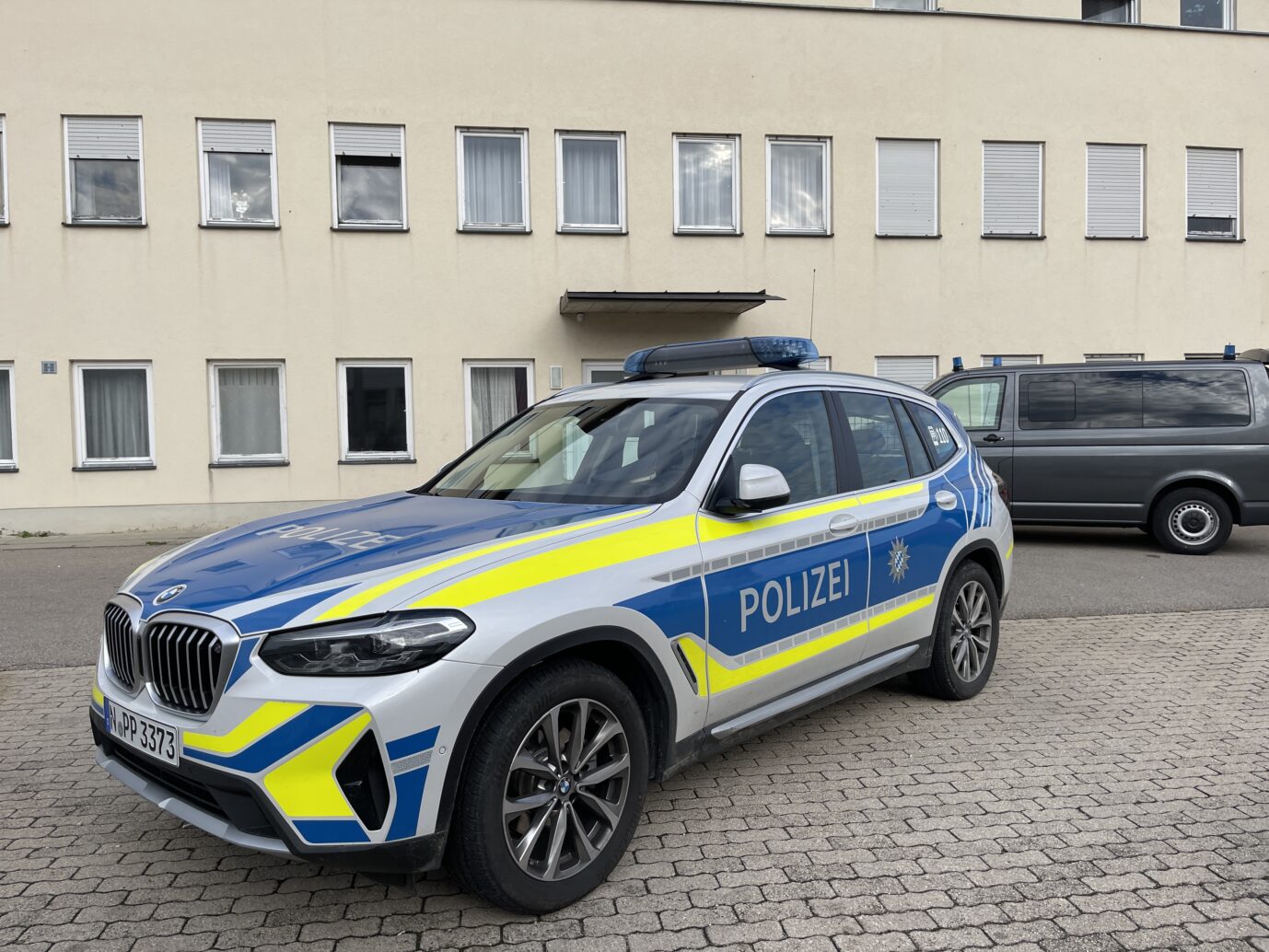 Wegen des Angriffs von drei Asylbewerbern mußte die Polizei zur Unterkunft ausrücken (Symbolbild).