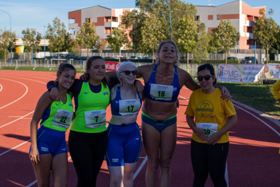 Anna Zogno, Benedetta Belotti, Camilla Pezzotta, Valentina Petrillo und Cristiana Molteni nach dem T12-T13 100-m-Sprintrennen während der Italienischen Leichtathletik-Meisterschaften – Nationales Finale, Italienische Leichtathletik in Brescia, Italien, Oktober 2022 Fünf Frauen bei den Italienischen Leichtathletik-Meisterschaften, darunter auch Valentina Petrillo Foto: picture alliance / Live Media | Tommaso Berardi / ipa-agency.net