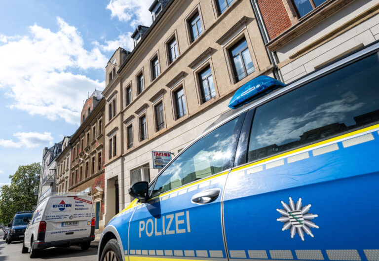 Polizeieinsatz in einem Chemnitzer Einfamilienhaus (Symbolbild): Der Täter, ein Libyer sitzt nun in Untersuchungshaft.