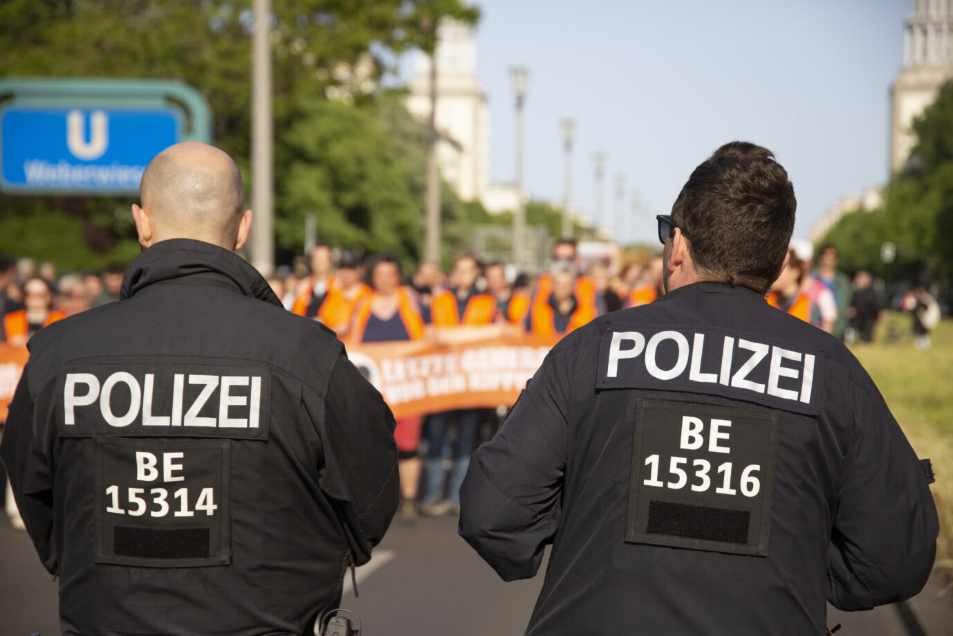 Auf dem Foto befindet sich die Polizei, die die "Letzte Generation" während einer Demo schützt. (Themenbild/Symbolbild)