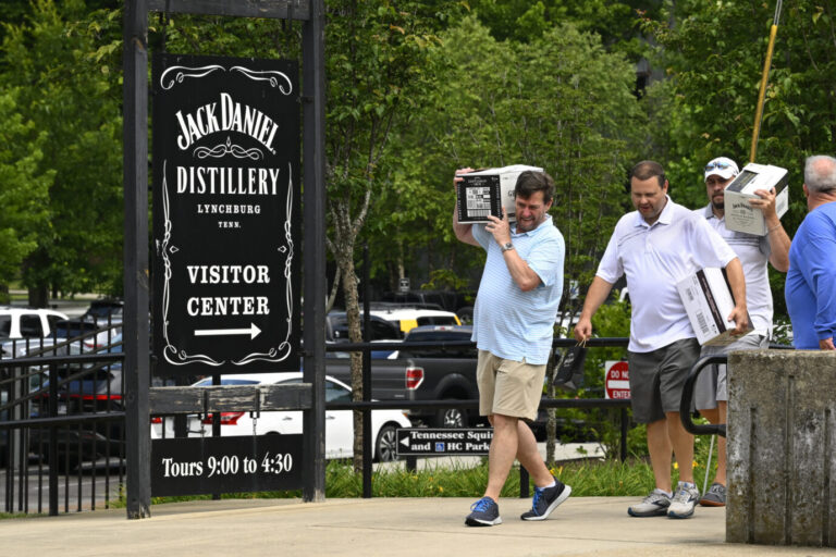 Lange wurden beim Whiskeyhersteller Jack Daniel's weiße, heterosexuelle Männer bei der Einstellung diskriminiert. Damit ist nun Schluß. Die linken Tränen würzen den Hochprozentigen. Ein Kommentar von Boris T. Kaiser. Besucher verlassen das Besucherzentrum der Jack Daniels Distillery am Mittwoch, 14. Juni 2023, in Lynchburg, Tennessee, mit Kisten voller Whiskey. Ein zerstörerischer und unansehnlicher schwarzer Pilz, der sich von Ethanol ernährt, das aus Whiskeyfässern austritt, wurde auf einem Grundstück in der Nähe der Fasslager der Destillerie entdeckt. Die weißen Männer sind zurück bei Jack Daniels: Das Unternehmen beendet eine Anti-Weiße-Einstellungspraxis Foto: picture alliance / ASSOCIATED PRESS | John Amis