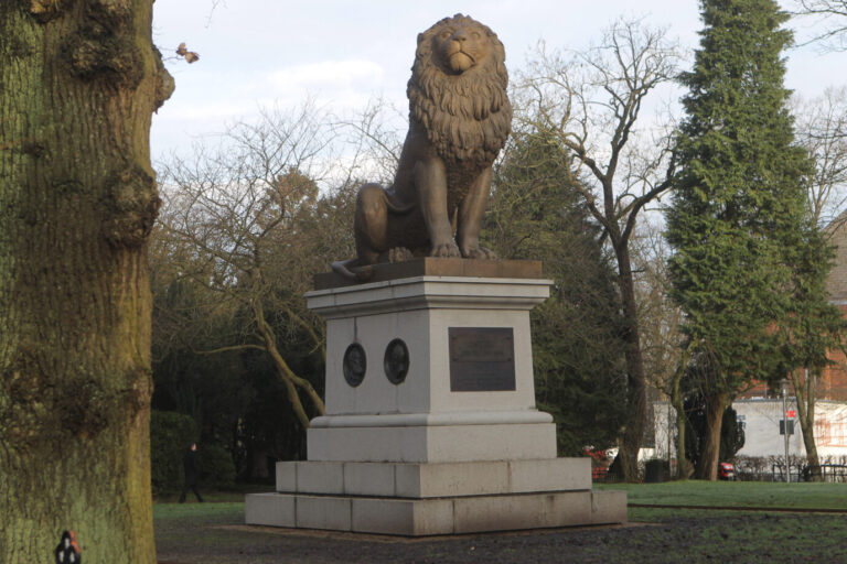 Der Idstedt-Löwe thront nun wieder in Flensburg auf dem "Alten Friedhof".