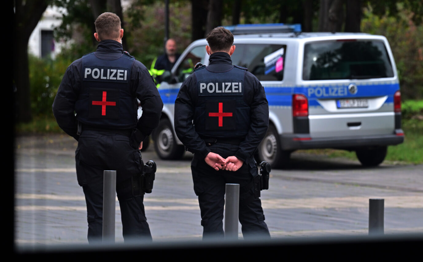 Polizisten stehen zum Schutz eines Kronzeugen aus der linken Szene während seiner Aussage vor einem Untersuchungsausschuss vor dem Thüringer Landtag. Der Parlamentarische Untersuchungsausschuss "Politische Gewalt" soll klären, wie sich die politisch motivierte Kriminalität in Thüringen in den vergangenen 10 Jahren entwickelt hat und wie die Thüringer Behörden mit diesen Entwicklungen umgegangen sind. Polizisten in Thüringen (Symbolbild): Ein vorbestrafter Somalier sticht auf einen Deutschen ein Foto: picture alliance/dpa | Martin Schutt