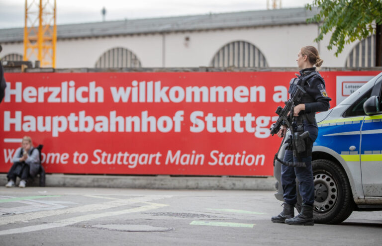 Eine bewaffnete Polizistin steht am Stuttgarter Hauptbahnhof – die Zahl der Straftaten hat hier in den vergangenen Jahren zugenommen. Besonders bei der Gewaltkriminalität dominieren ausländische Tatverdächtige