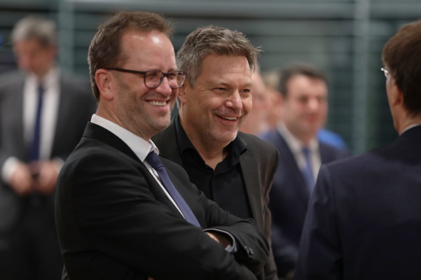 Auf dem Foto befinden sich Bundesnetzagentur-Chef Klaus Müller und der Bundeswirtschaftsminister Robert Habeck von den Grünen. Sie haben nun vor, die Netzentgeltverordnung zu ändern. (Themenbild)