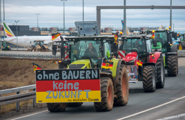 Frankfurt, Hessen, Deutschland, 3. Februar 2024, Bauern fahren mit ihren Traktoren im Konvoi rund um den Rhein-Main-Flughafen und sorgen für ein Verkehrschaos. Die Bauern protestieren gegen die Ampelregierung und die Aktuelle Agrarpolitik. Foto :Bernd Kammerer