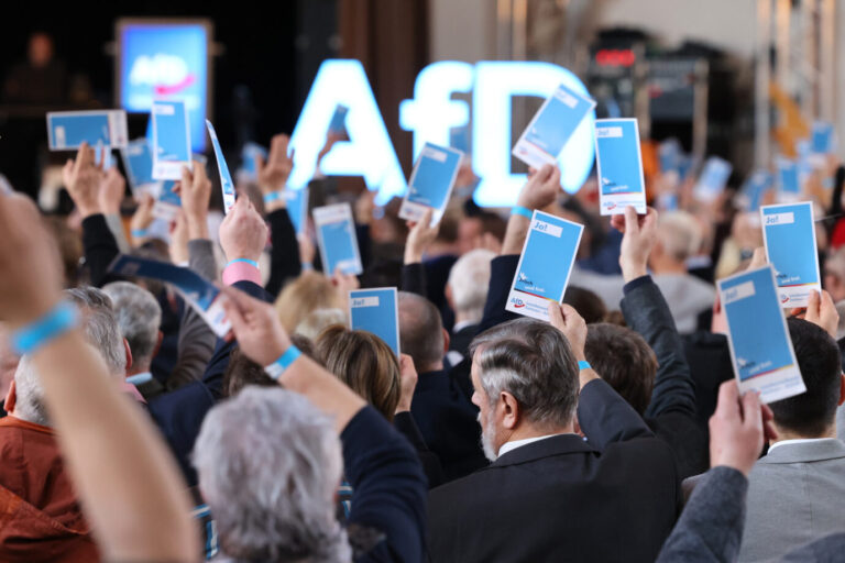 Delegierte stimmen auf dem Landesparteitag der AfD Sachsen-Anhalt in Magdeburg ab. Auf dem Parteitag geht es in einem Punkt um die Auseinandersetzung mit dem Verfassungsschutz. Sachsen-Anhalts AfD fordert eine grundlegende Reform des Landesverfassungsschutzes. Tritt die Partei ohne Direktkandidaten an?