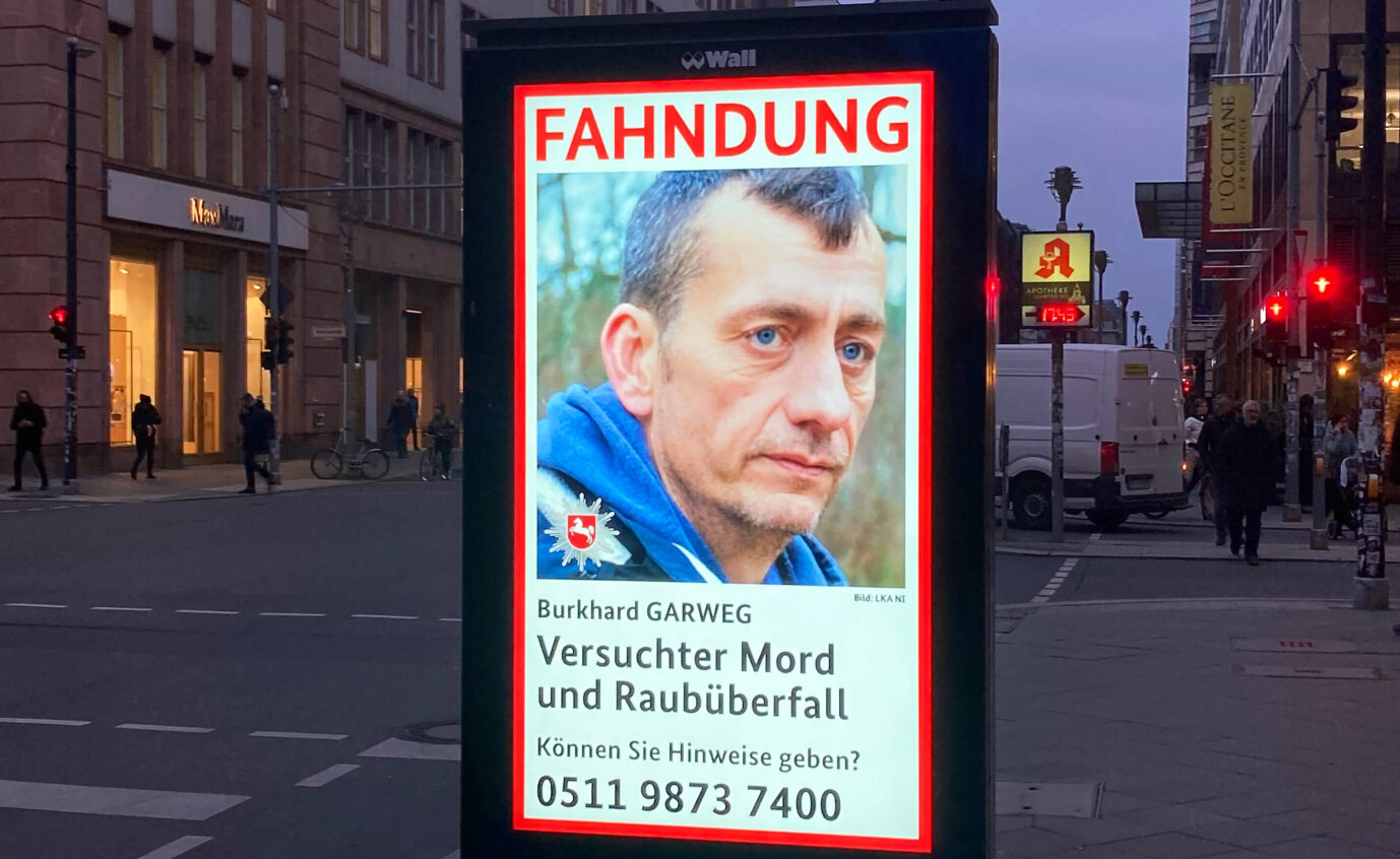 Ein Fahndungsplakat zeigt den mutmaßlichen Ex-RAF-Terroristen Burkhard Garweg (Themenbild)