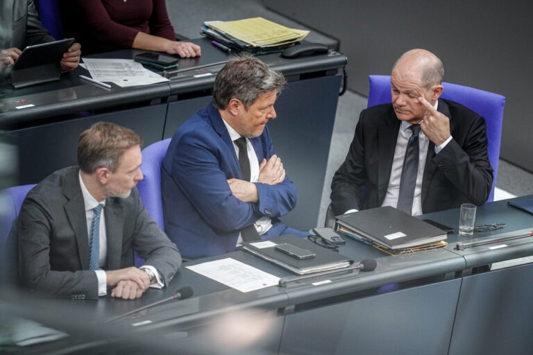 Christian Lindner (FDP, l-r), Bundesminister der Finanzen, Robert Habeck (Bündnis 90/Die Grünen), Bundesminister für Wirtschaft und Klimaschutz, und Bundeskanzler Olaf Scholz (SPD) unterhalten sich nach der Regierungserklärung von Kanzler Scholz zum Europäischen Rat im Plenum. Stehen in Sachsen vor einem Desaster