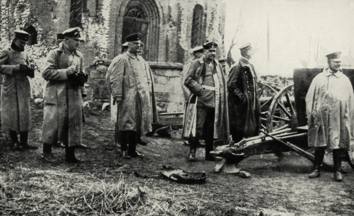 Paul von Hindenburg (3. v. r.) und Erich Ludendorff (links daneben) stehen nach der Schlacht von Tannenberg zusammen.