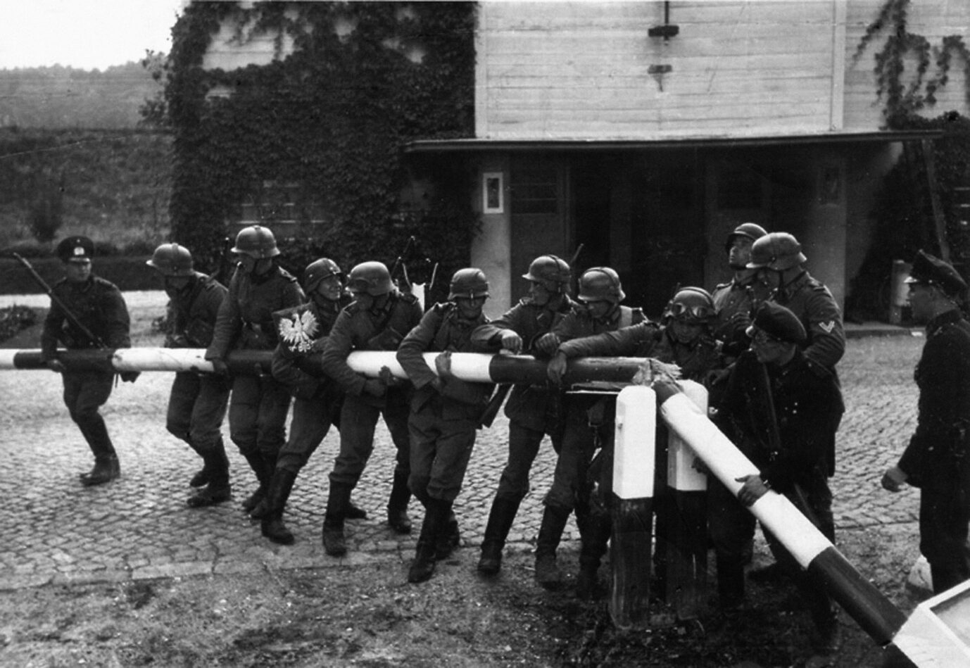 Deutsche Soldaten zerstören den Schlagbaum an der Grenze zu Polen: Auftakt zum Zweiten Weltkrieg.