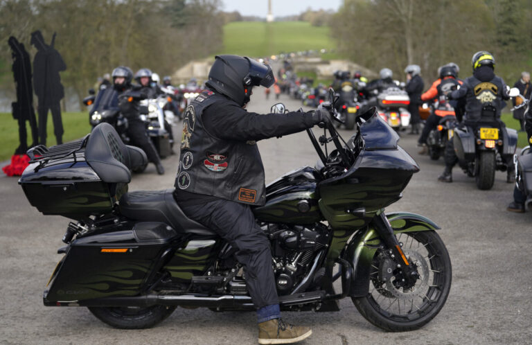 Das Bild zeigt einen Mann auf einer Harley-Davidson.