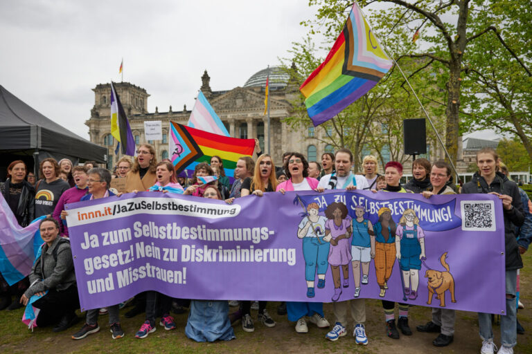 Das Selbstbestimmungsgesetz tritt ab 1. November in Kraft. Ab heute, 1. August, können sich Personen, die ihren Geschlechtseintrag und ihren Vornamen ändern wollen, beim Standesamt anmelden.