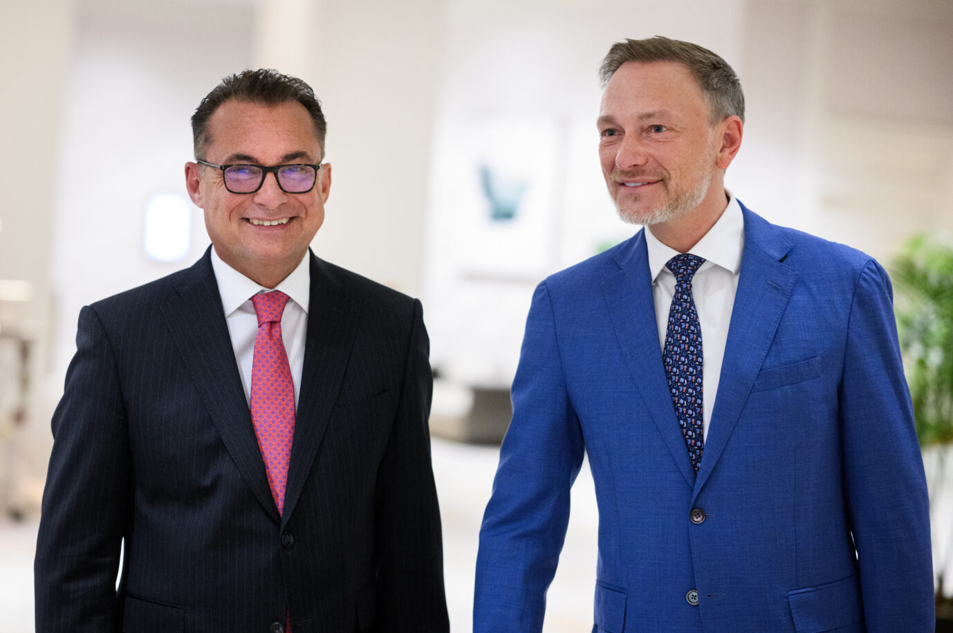 Christian Lindner (r, FDP), Bundesminister der Finanzen, kommt zusammen mit Joachim Nagel (l), Präsident der Deutschen Bundesbank, zu einem Pressefrühstück zu aktuellen Themen im Fairmont Hotel. Bei der diesjährigen Frühjahrstagung des Internationalen Währungsfonds (IWF) und der Weltbank in Washington (USA) beraten internationale Vertreter aus Politik und Wirtschaft unter anderem über die Entwicklung der Weltwirtschaft, die Inflation und die Reformpläne bei der Weltbank.