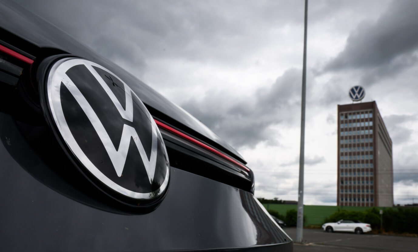 Dunkle Wolken über Volkswagen: In Deutschland will der Autokonzern seine Produktionskapazitäten um ein Viertel drosseln (Themenbild/Symbolbild)