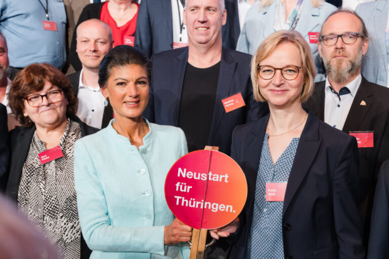 Lächeln für die Kamera: Thüringens BSW-Spitzenkandidatin Katja Wolf (r.) und Parteichefin Sahra Wagenknecht (l.).