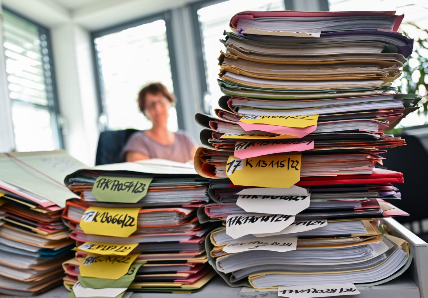 Mehrere Stapel mit Akten liegen auf einem Tisch am Finanzgericht Berlin-Brandenburg (Symbolbild): Vor allem ein neues Gesetz belastet die Kleinunternehmen mit Bürokratie Fotos: picture alliance/dpa | Patrick Pleul /// privat JF-Montage