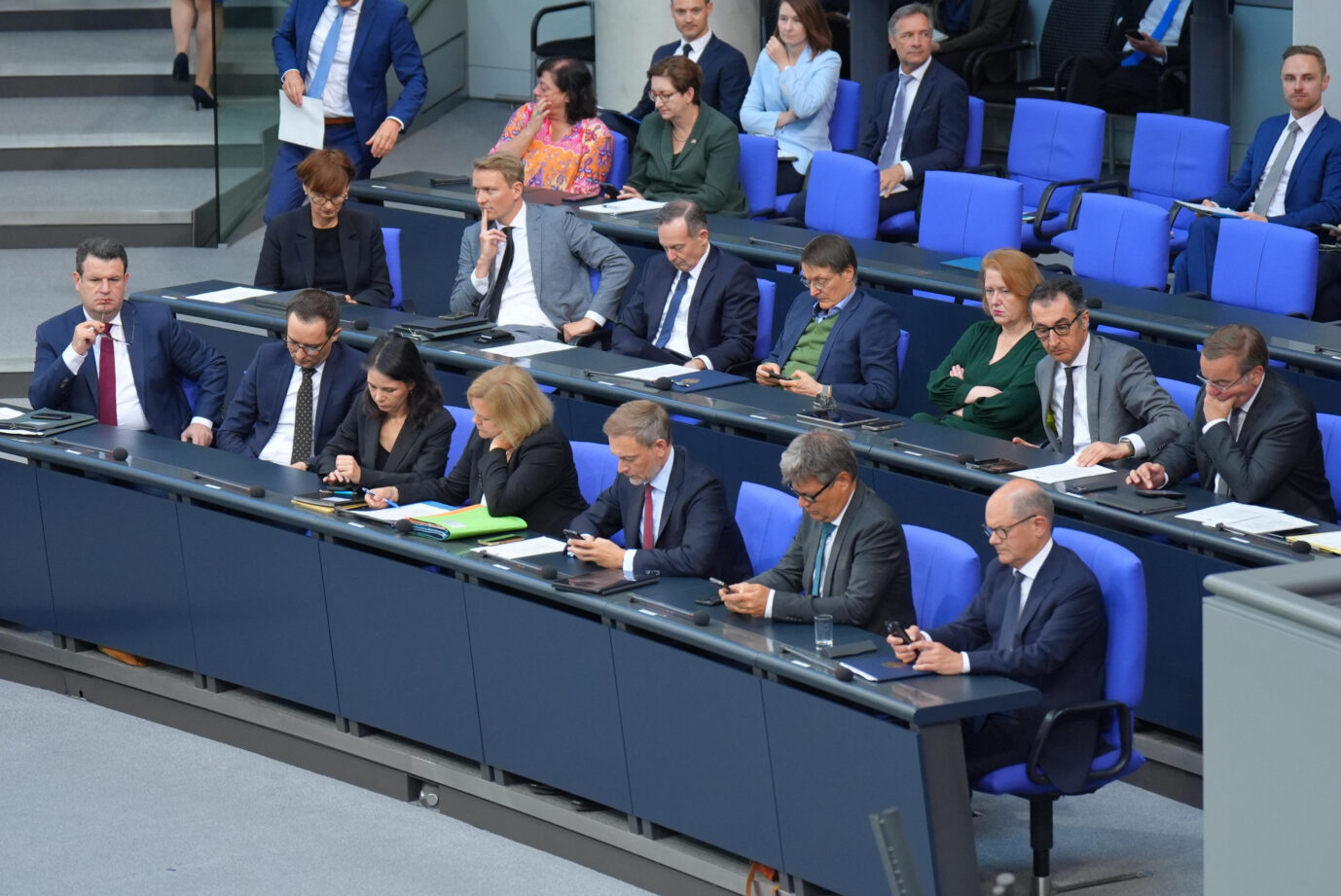 Die Ministerinnen und Minister und Mitglieder der Bundesregierung sind mehrheitlich am Handy und am Mobiltelefon auf der Regierungsbank während der Debatte nach der Regierungserklärung bei der 172. Sitzung, Berlin, 06.06.2024 Das Kabinett Scholz im Bundestag am Mobiltelefon: Erstatten sie Strafanzeige wegen „Haß und Hetze“? Foto: picture alliance / Flashpic | Jens Krick