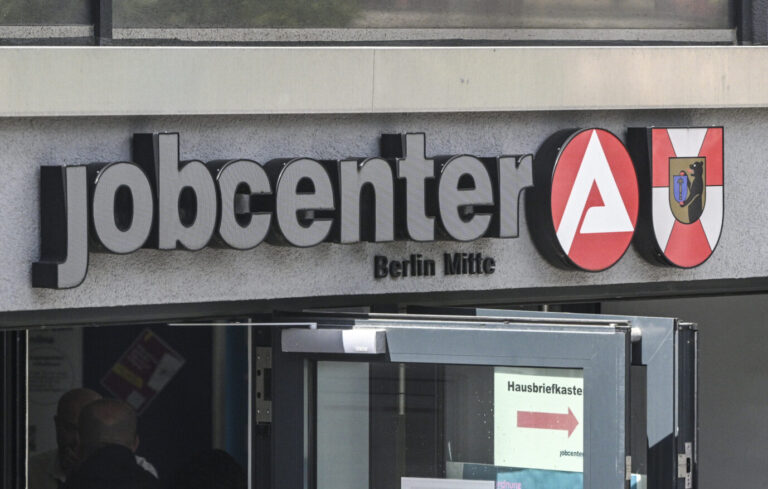 Das Jobcenter der Bundesagentur für Arbeit in Berlin-Mitte (Symbolbild): Die Zahl der Arbeitslosen ist zum zweiten Monat in Folge gestiegen.