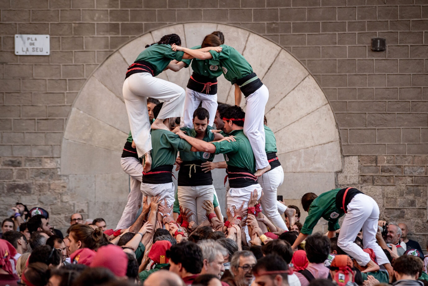 Spanien, Katalonien und die Sezessionsbewegung: Die Menschentürme „Castells“ sind altes katalanisches Kulturgut: Sinnbild eines auf ziemlich wackeligen Füßen stehenden Staates